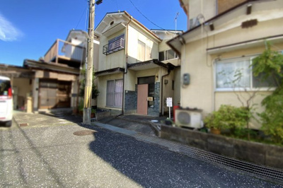 【前面道路含む現地写真】 | 南丹市八木町八木西町裏　中古戸建 | 《京都信用金庫》徒歩2分・《京都銀行》徒歩5分・《南丹市役所八木支所》徒歩5分・《郵便局》徒歩6分と手続きなどが便利です。