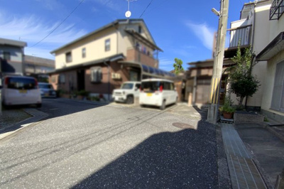 【前面道路含む現地写真】 | 南丹市八木町八木西町裏　中古戸建 | 徒歩5分に《大堰川》の遊歩道がありウォーキングやお散歩など健康ライフが楽しめます！