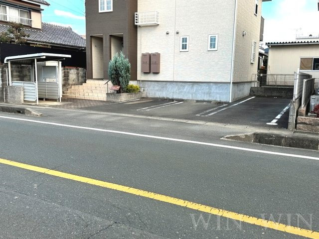 ユトリロ忠興 3の駐車場