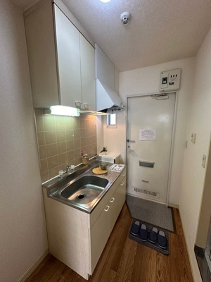 【キッチン】 | スカイアーバン | ガスコンロ設置可能のキッチンです☆場所を取るお鍋やお皿もすっきり収納できます！