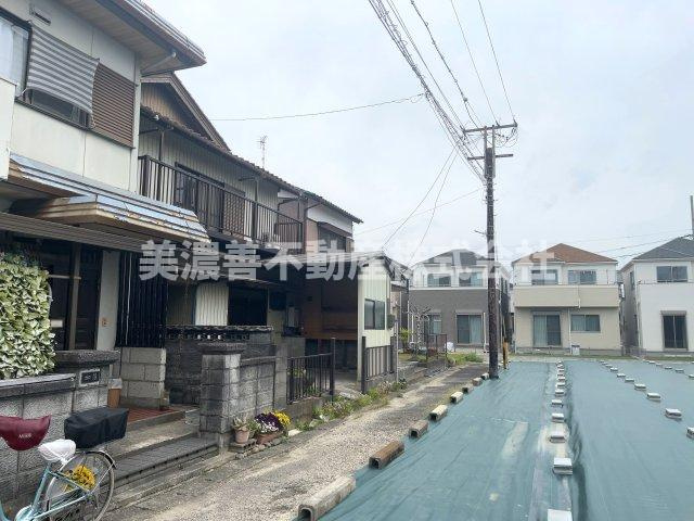 ５８５６６　羽島郡笠松町田代中古戸建ての前面道路含む現地写真