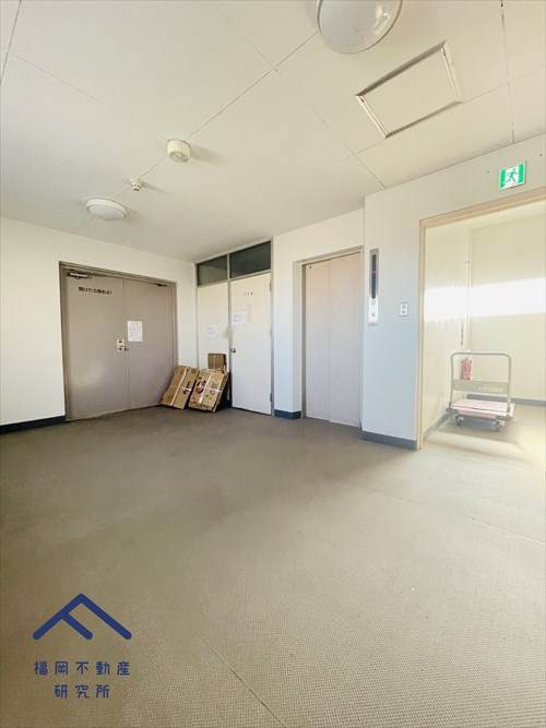 大濠パークハイツのその他共用部分|１段階段を上がったところに、火曜日・金曜日の午前中に紙類(ダンボール等)を出す場所がございます◎