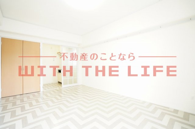 サンヒルズ荘島【キャッシュバック対象】の居間・リビング|こちらの居間で趣味の時間をお楽しみください