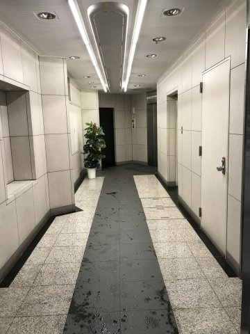 明治通りコバヤシビルのエントランス