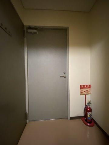 芝コトブキビルの玄関