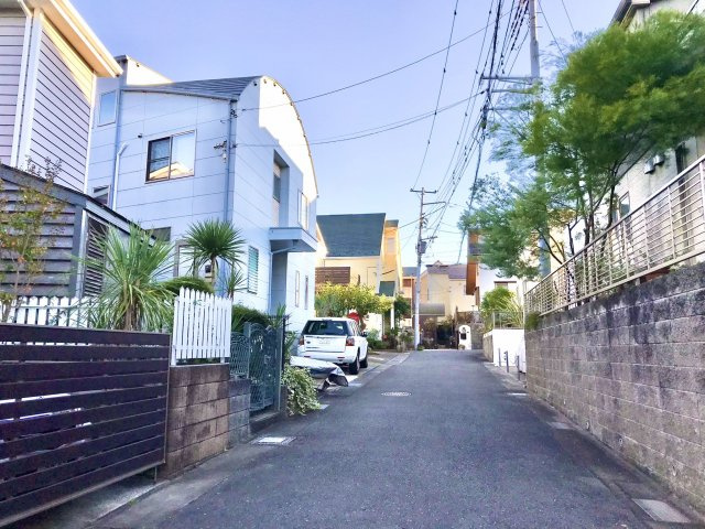 材木座 海を愉しむリゾート感あふれる戸建の前面道路含む現地写真