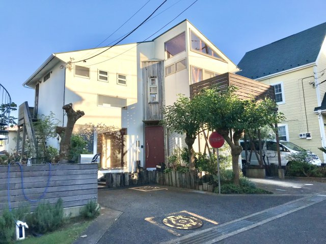 材木座 海を愉しむリゾート感あふれる戸建の外観|転回広場に面しており開放感があります。