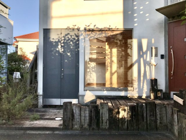 材木座 海を愉しむリゾート感あふれる戸建の外観|外部にも収納があります。