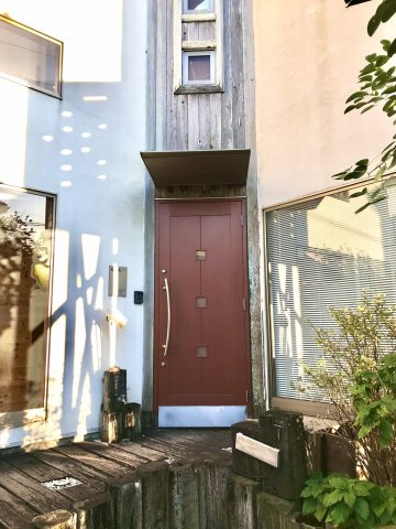 材木座 海を愉しむリゾート感あふれる戸建の玄関