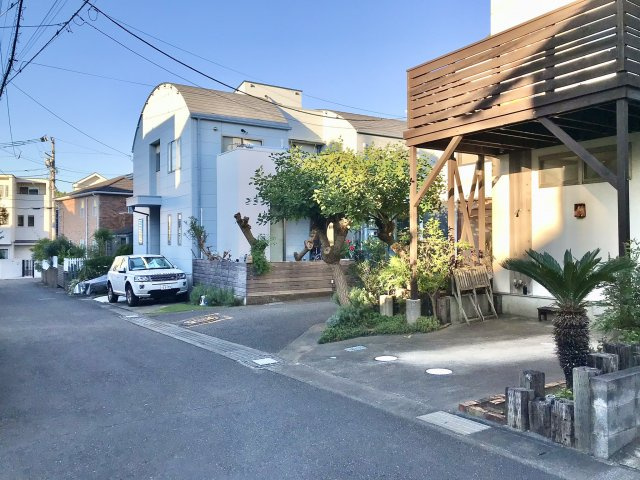 材木座 海を愉しむリゾート感あふれる戸建の前面道路含む現地写真