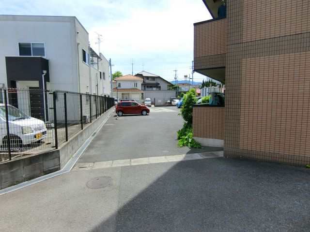 リーヴァ三日市の駐車場