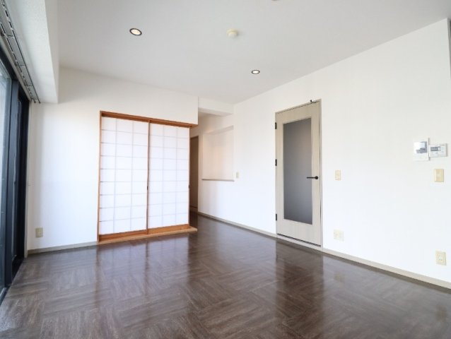 【洋室】 | 落ち着いた色調の洋室です