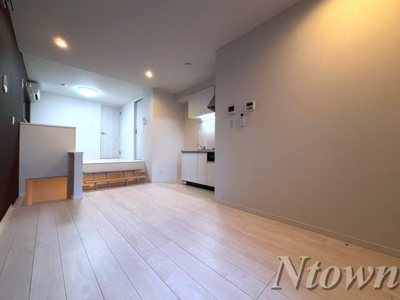 【居間・リビング】 | エスポワール中村 | こちらのリビングで趣味の時間をお楽しみください