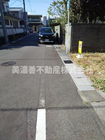 ５９７８５　岐阜市加納新本町土地の前面道路含む現地写真