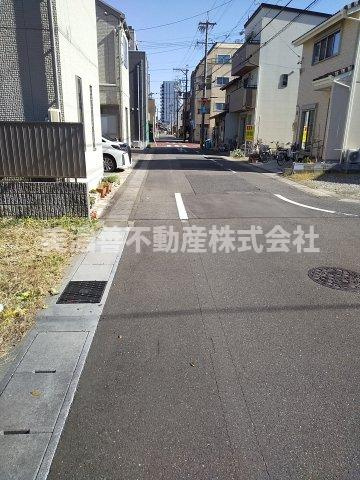 ５９７８５　岐阜市加納新本町土地の前面道路含む現地写真