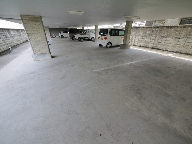ウイングマンションの駐車場|駐車場に車を止められます