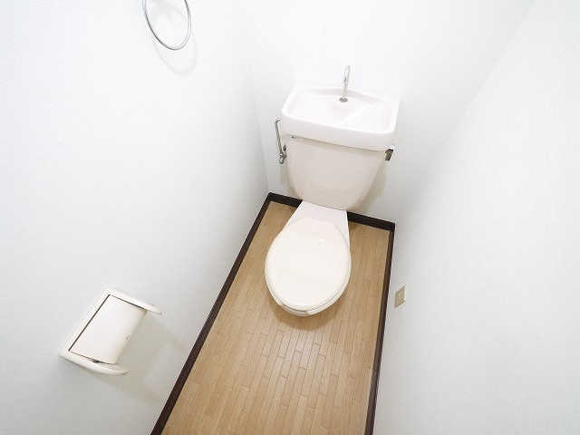 ウイングマンションのトイレ|落ち着いた色調のトイレです