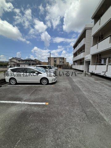 サンシャインコーポの駐車場|駐車場に車を止められます