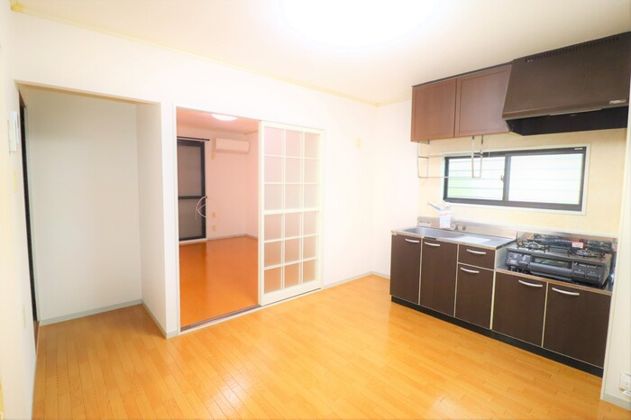 ガーデンホームズの居間・リビング|キッチンでお料理をお楽しみください