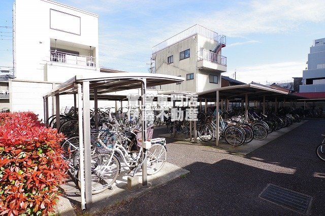 アーバンドエル庄内通の駐車場