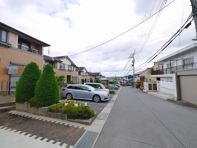 リビングタウン学園北Bの駐車場|車をお持ちの方に嬉しい駐車場付きの物件です