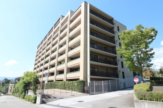 宝塚市山手台東１丁目の中古マンションの外観
