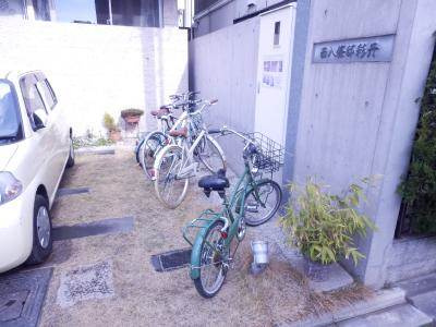 西八條彩丹の駐車場