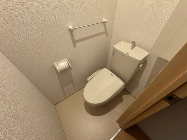 サニーヒルＢのトイレ|シャワー付き暖房便座
