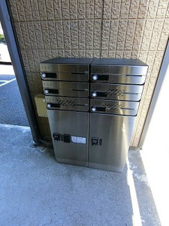 【その他共用部分】 | 共用エントランスには宅配BOXがあるので荷物の受け取りもスムーズに♪再配達を依頼する手間が省けます☆