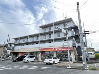 【外観】 | 「新百合ヶ丘」駅にアクセス可能な最寄りバス停まで徒歩1分！雨の日の通勤やお出かけもバス利用でスムーズです☆郵便局やドラッグストアも近くて便利な住環境♪