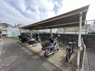 【その他共用部分】 | 屋根付きの駐輪場で雨が降っても大切な自転車が濡れなくてすみますね♪自転車はちょっとした移動手段に便利ですよね！