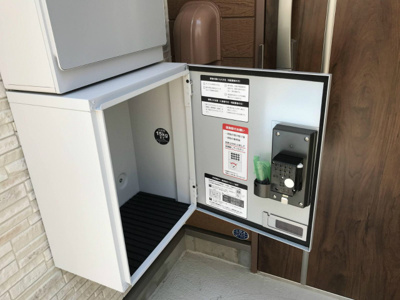 【エントランス】 | ソラーナ | ※参考写真※エントランスには宅配BOXがあるので荷物の受け取りもスムーズに♪再配達を依頼する手間が省けます☆