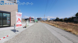 【前面道路含む現地写真】 | 南側には建物がございませんので、お庭にも陽射したっぷりです。