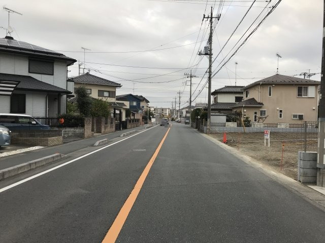 鴻巣市愛の町の売地の前面道路含む現地写真
