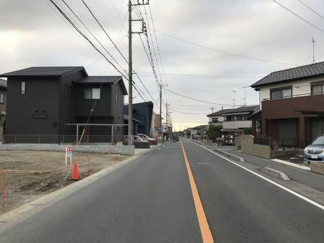 鴻巣市愛の町の売地の前面道路含む現地写真
