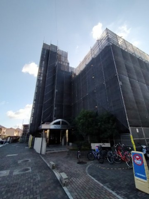 【外観】 | ノバ鶴見B棟 | ◯2022年9月中旬リフォーム済み！
●南向き住戸で日当たり・通風・眺望良好です♪
◯安心のオートロック付きマンション