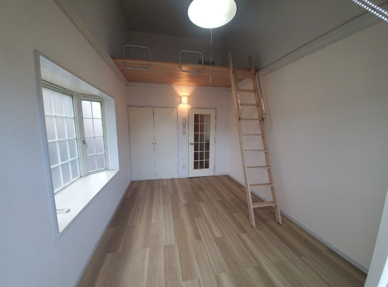 アザリア野中町【キャッシュバック対象物件】の内装|明るい洋室です