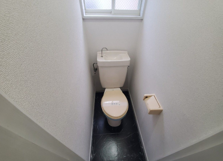 アザリア野中町【キャッシュバック対象物件】のトイレ|ゆったりとした空間のトイレです