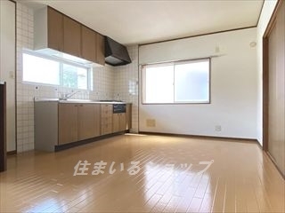 クラオカハイツ　Ｂの居間・リビング|窓が多く通風良好です