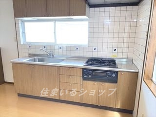 クラオカハイツ　Ｂのキッチン|３口ガスコンロ・グリル付き