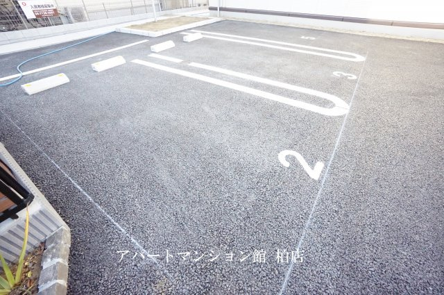 ハイピクチャーA棟の駐車場