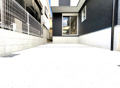 【駐車場】 | 城陽市久世里ノ西　新築戸建 | 前道が6ｍと広く、運転が苦手な方でも安心して駐車して頂けます。車で約6分に《アル・プラザ城陽》《ホームセンターアヤハディオ》があり便利です！