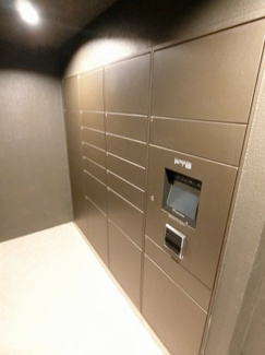 【その他共用部分】 | 共用エントランスには宅配BOXがあるので荷物の受け取りもスムーズに♪再配達を依頼する手間が省けます☆