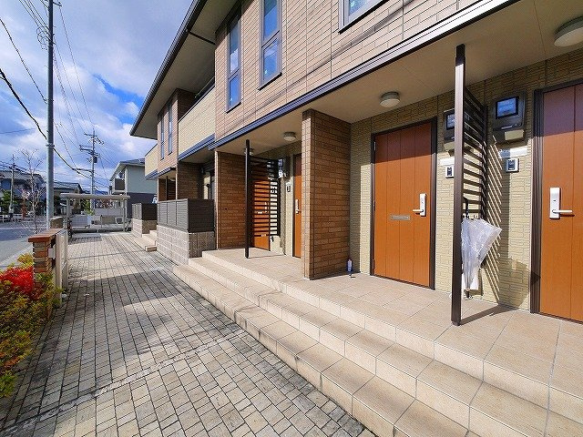 グランシャリオⅢのその他共用部分|明るくて見通しの良い玄関前です