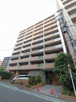 【外観】 | 総戸数８２戸、平成１４年７月築、管理人は日勤勤務につき管理体制良好です♪
