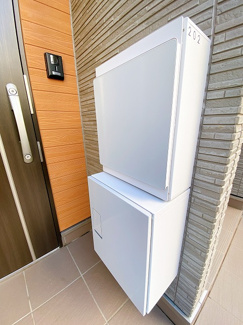 【エントランス】 | 玄関横には宅配BOXがあるので荷物の受け取りもスムーズに♪再配達の手間がかからないのが魅力♪