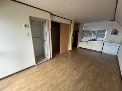 【居間・リビング】 | 明美マンション | こちらのリビングで趣味の時間をお楽しみください