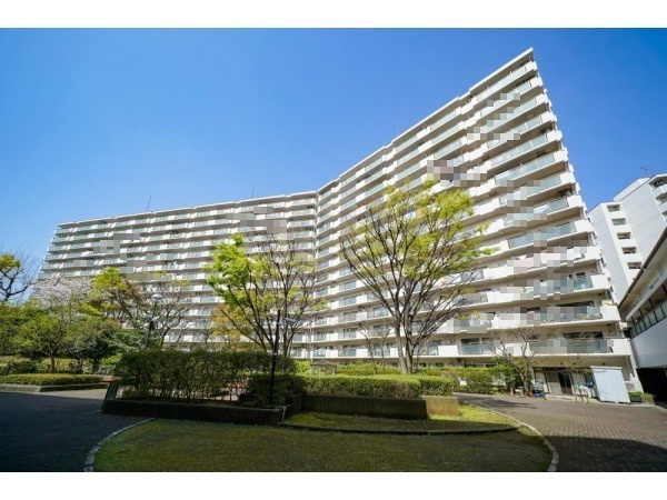 コープ野村バードウッドⅡ３番館（鶴見区市場上町）の外観|外観です　コープ野村バードウッド鶴見Ⅱ３番館　1987年3月　京浜急行線「鶴見市場」駅徒歩5分　ペット飼育可能　 2面バルコニー　 収納充実　 マンション敷地内に公園有　新規リノベーション済　4LDK