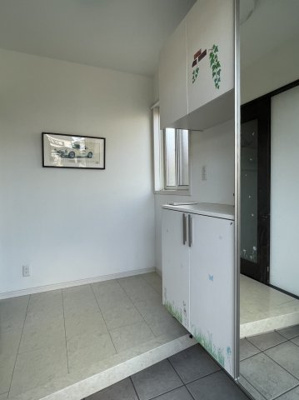 【玄関】 | 高屋町高屋東　戸建  | 広い玄関ホール　姿見付玄関収納　お出かけ前の身だしなみチェックもできますね