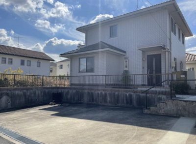 【外観】 | 高屋町高屋東　戸建  | 駐車場並列3台可　広々とした庭付　ご家族でBBQを楽しむにも十分な広さのあるお庭です